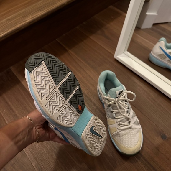 Nike Tennis shoes, 8 - Picture 4 of 4